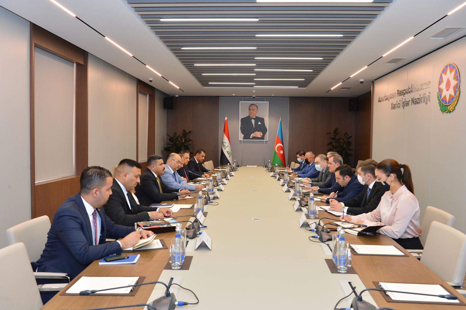 Azerbaijani FM, Iraqi minister discuss issues of mutual interest
