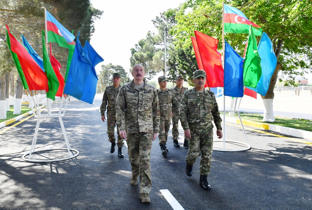 President Ilham Aliyev viewed conditions created at one of commando military units